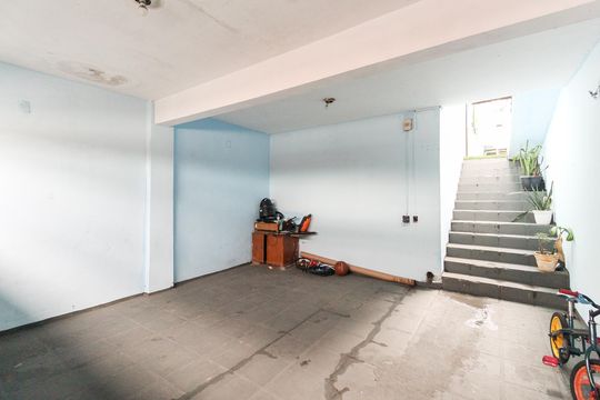 Garagem de casa à venda com 3 quartos, 74m² em Vila Carmosina, São Paulo