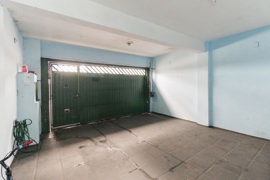 Garagem de casa à venda com 3 quartos, 74m² em Vila Carmosina, São Paulo