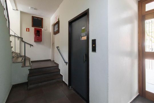 Escada de apartamento para alugar com 3 quartos, 110m² em Azenha, Porto Alegre