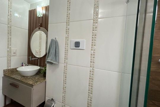 Banheiro de apartamento para alugar com 2 quartos, 70m² em Colubandê, São Gonçalo
