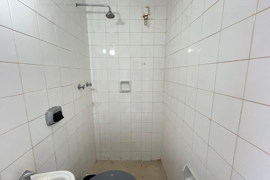 Banheiro de Serviço de apartamento para alugar com 2 quartos, 65m² em Praça Seca, Rio de Janeiro