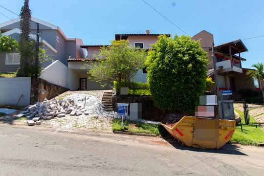 Fachada de casa de condomínio à venda com 4 quartos, 230m² em Conjunto Habitacional Vila Santana (Sousas), Campinas