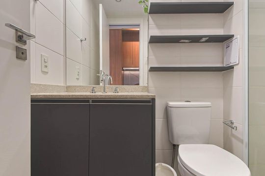 Banheiro de kitnet/studio para alugar com 1 quarto, 25m² em Jardim das Acacias, São Paulo