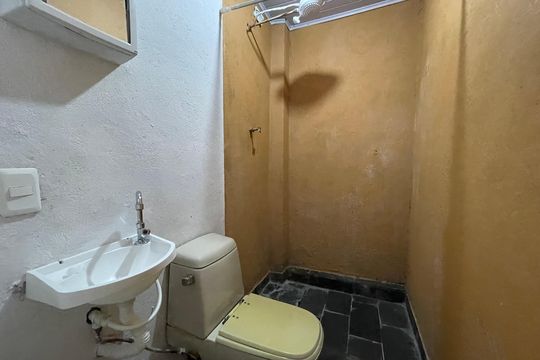 Banheiro Social de casa para alugar com 2 quartos, 65m² em Caxingui, São Paulo