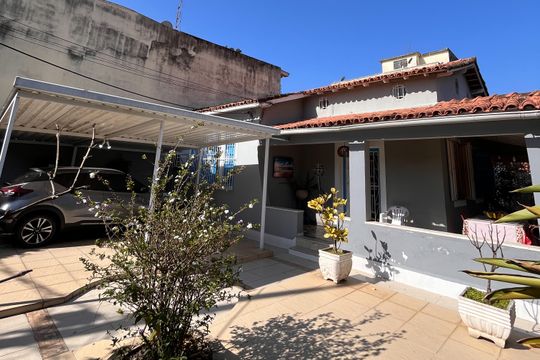Fachada de casa à venda com 4 quartos, 197m² em Bancários, Rio de Janeiro