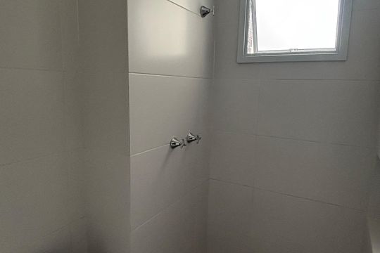 Banheiro de apartamento à venda com 2 quartos, 65m² em Parque das Nações, Santo André