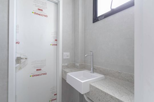 Banheiro social e da semi suíte  de apartamento à venda com 2 quartos, 61m² em Santo Antônio, Belo Horizonte