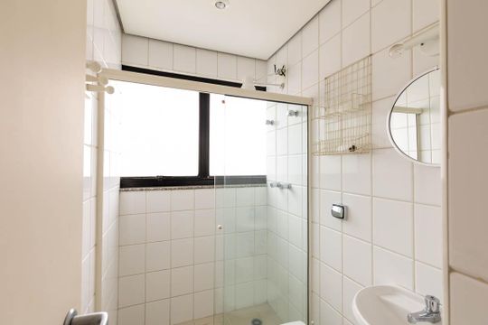 Banheiro de Serviço de apartamento à venda com 3 quartos, 400m² em Higienópolis, São Paulo