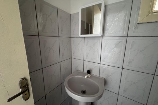 Banheiro de kitnet/studio à venda com 1 quarto, 28m² em Centro, São Leopoldo