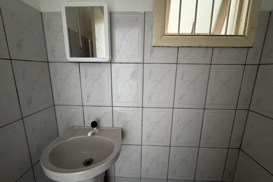 Banheiro de kitnet/studio à venda com 1 quarto, 28m² em Centro, São Leopoldo