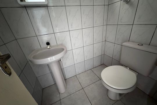 Banheiro de kitnet/studio à venda com 1 quarto, 28m² em Centro, São Leopoldo