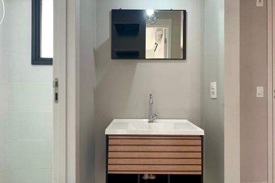 Banheiro de kitnet/studio à venda com 1 quarto, 27m² em Pinheiros, São Paulo
