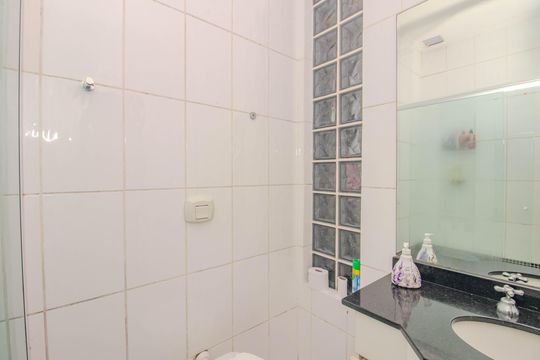 Banheiro da Suíte de casa de condomínio à venda com 3 quartos, 128m² em Jardim Itu, Porto Alegre