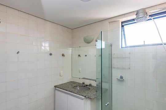 Banheiro Social de apartamento à venda com 3 quartos, 100m² em Santo Antônio, Belo Horizonte