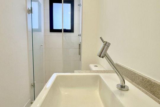 Banheiro de apartamento à venda com 1 quarto, 55m² em Centro, Campinas