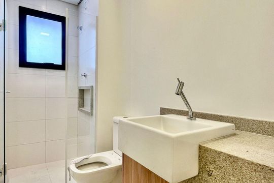 Banheiro de apartamento à venda com 1 quarto, 55m² em Centro, Campinas