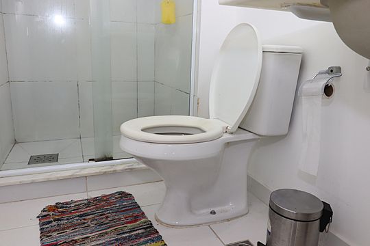 Banheiro da Suíte de apartamento à venda com 2 quartos, 60m² em São Sebastião, Porto Alegre