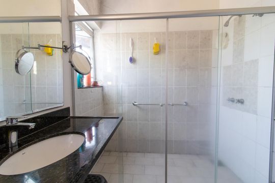 Banheiro da Suíte de casa à venda com 4 quartos, 232m² em Parque das Universidades, Campinas