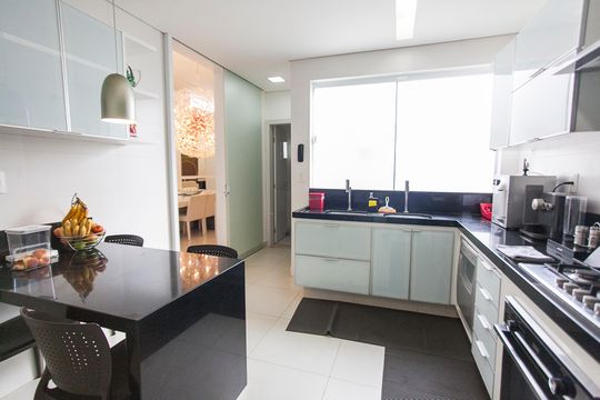 Cozinha de casa de condomínio para alugar com 4 quartos, 310m² em Jardim Karaíba, Uberlândia
