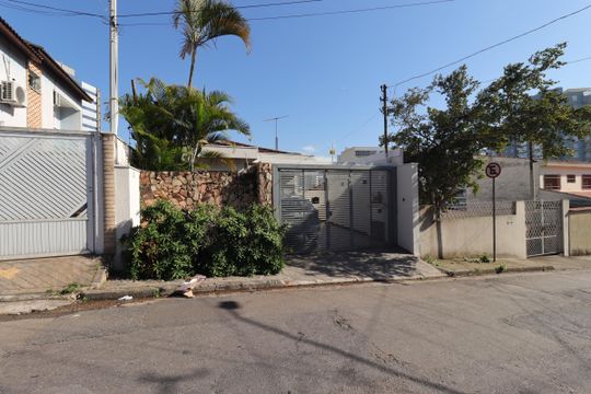 Fachada de casa à venda com 3 quartos, 270m² em Vila Bastos, Santo André