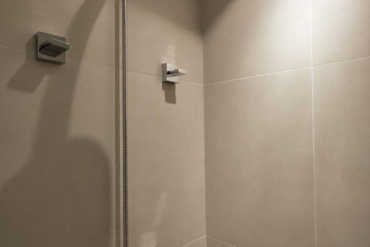 Chuveiro da Suíte 1 de apartamento para alugar com 2 quartos, 142m² em Jurubatuba, São Paulo