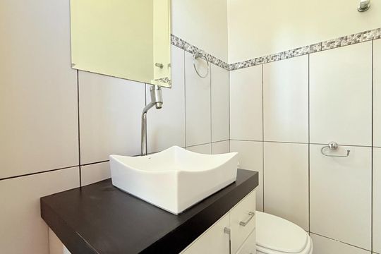 Banheiro  de apartamento à venda com 2 quartos, 71m² em Partenon, Porto Alegre