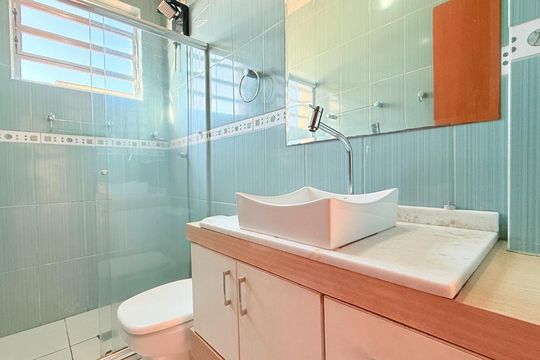 Banheiro  de apartamento à venda com 2 quartos, 71m² em Partenon, Porto Alegre
