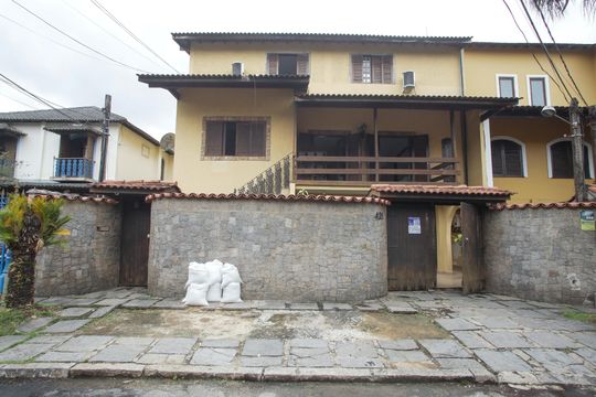 Fachada de casa à venda com 6 quartos, 700m² em Taquara, Rio de Janeiro