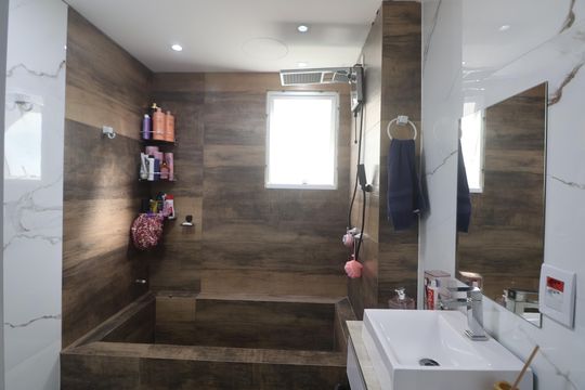 Banheiro de apartamento à venda com 2 quartos, 45m² em Estância Velha, Canoas