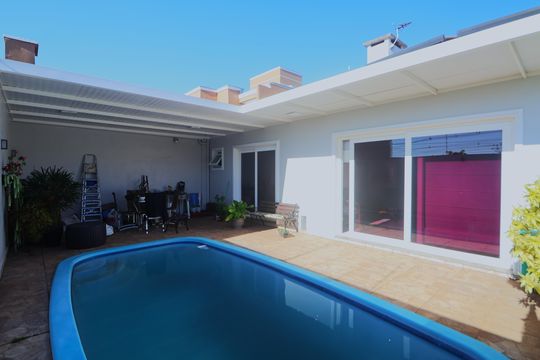 Área externa de casa à venda com 3 quartos, 230m² em Estância Velha, Canoas