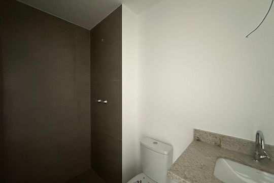 Banheiro da Suíte 1 de apartamento à venda com 3 quartos, 89m² em Alphaville, Barueri