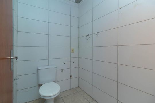 Banheiro de apartamento para alugar com 2 quartos, 50m² em Chapéu do Sol, Porto Alegre