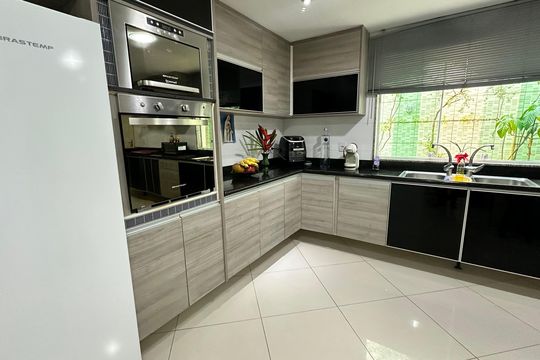 Cozinha de casa de condomínio à venda com 4 quartos, 450m² em Vargem Grande, Rio de Janeiro