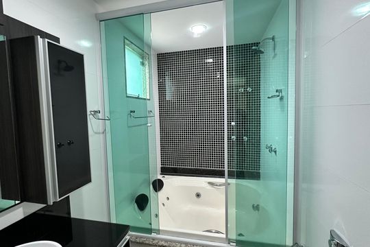 Banheiro quarto 1 de casa de condomínio à venda com 4 quartos, 450m² em Vargem Grande, Rio de Janeiro