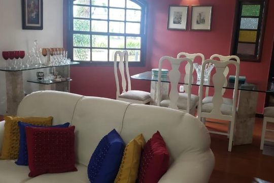 Casa à venda com 4 quartos, 200m² em Matapaca, Niterói