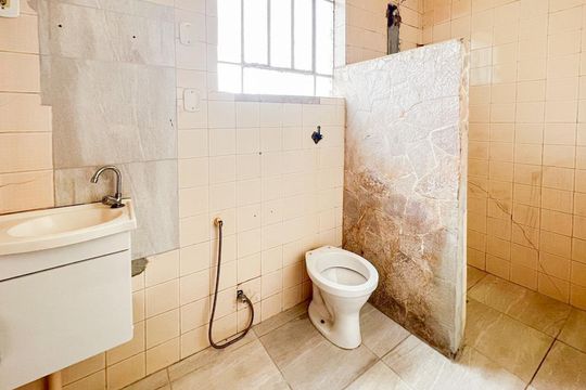 Banheiro de casa à venda com 2 quartos, 140m² em Bonfim, Belo Horizonte