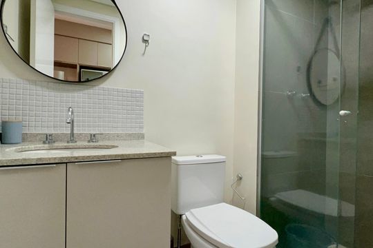 Banheiro de kitnet/studio à venda com 1 quarto, 28m² em Pinheiros, São Paulo