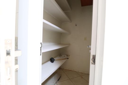 Despensa de apartamento para alugar com 5 quartos, 506m² em Santa Mônica, Uberlândia