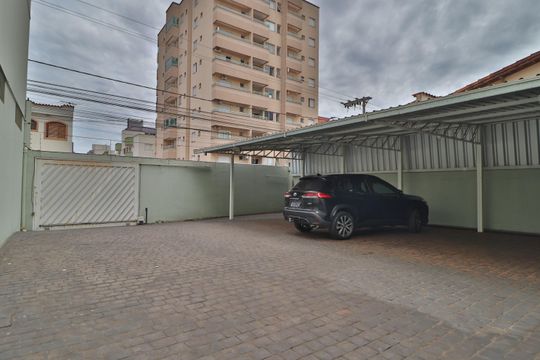 Garagem de apartamento para alugar com 5 quartos, 506m² em Santa Mônica, Uberlândia