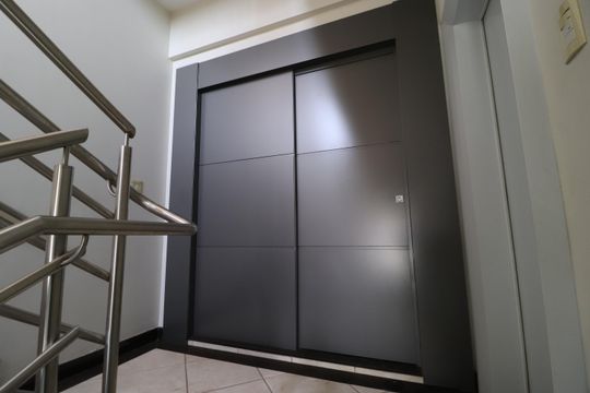 Porta em ACM de apartamento para alugar com 5 quartos, 506m² em Santa Mônica, Uberlândia