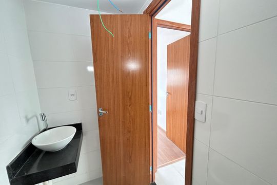 Banheiro de apartamento para alugar com 2 quartos, 50m² em Del Castilho, Rio de Janeiro