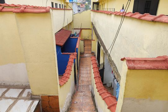 Área comum entre imóveis do terreno de casa à venda com 1 quarto, 340m² em Vila Carmosina, São Paulo