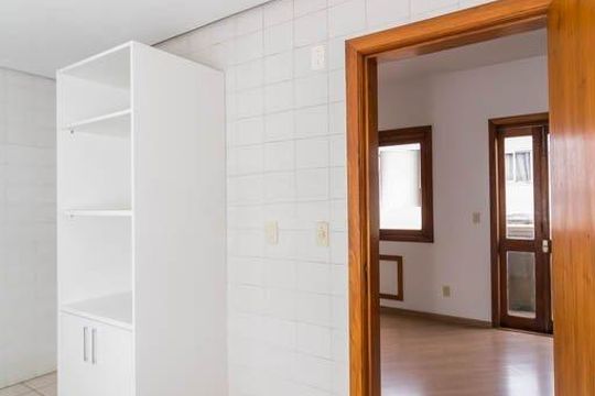 Cozinha de apartamento à venda com 2 quartos, 128m² em Jardim do Salso, Porto Alegre