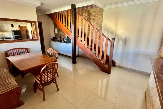 Sala de casa de condomínio à venda com 4 quartos, 260m² em Taguatinga Norte (Taguatinga), Brasília