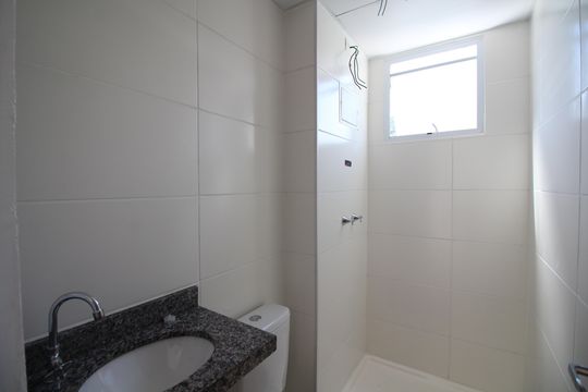 Banheiro de apartamento à venda com 2 quartos, 48m² em Taquara, Rio de Janeiro