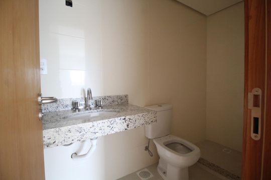 Banheiro da Suíte 1 de apartamento à venda com 2 quartos, 64m² em Bom Jesus, Porto Alegre