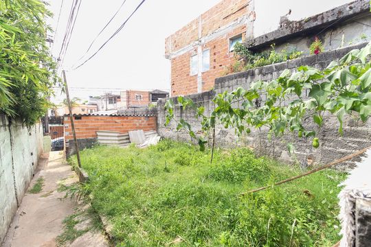 Quintal  de casa à venda com 4 quartos, 330m² em Itaquera, São Paulo