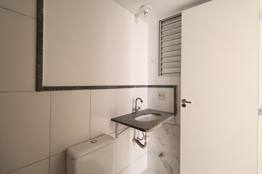 Banheiro da Suíte de apartamento à venda com 2 quartos, 50m² em Parque Sao Vicente, Santo André