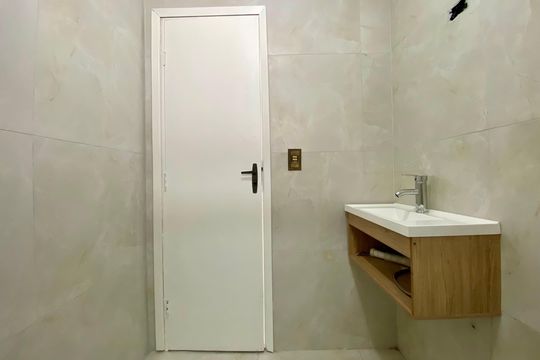 Banheiro de apartamento para alugar com 1 quarto, 60m² em Vila Tupi, Praia Grande