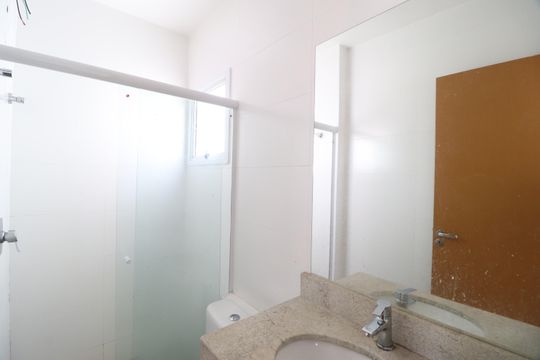 Banheiro da Suíte 1 de casa de condomínio para alugar com 3 quartos, 81m² em Granja Marileusa, Uberlândia